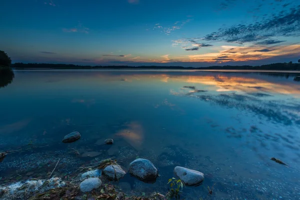 Lindo lago ao pôr do sol paisagem com céu nublado — Fotografia de Stock