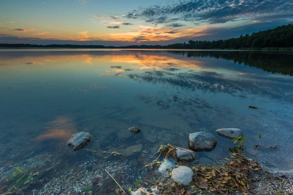 Lindo lago ao pôr do sol paisagem com céu nublado — Fotografia de Stock