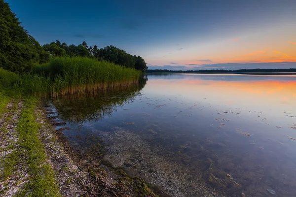Nádherné jezero na slunce krajina s zamračená obloha — Stock fotografie