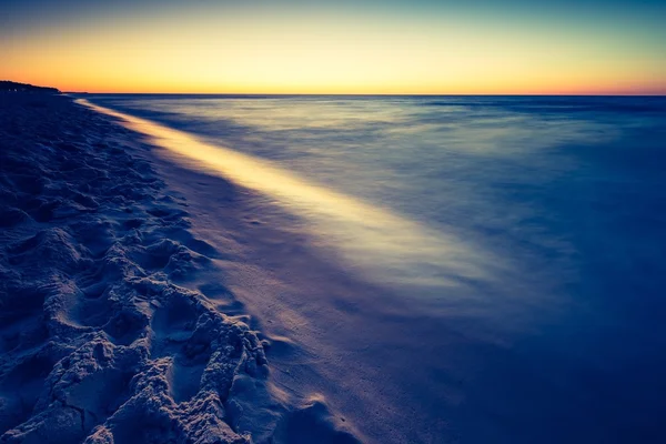 Plage après le coucher du soleil — Photo