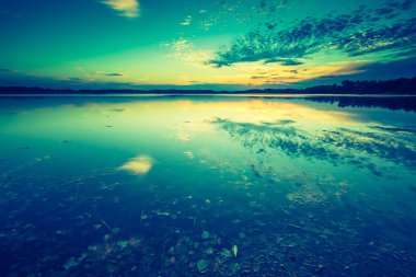 Vintage fotoğraf güzel göl günbatımı