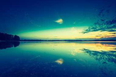 Vintage fotoğraf güzel göl günbatımı