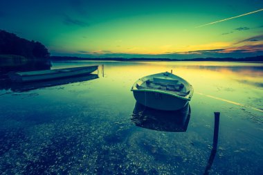 Gün batımında güzel göl