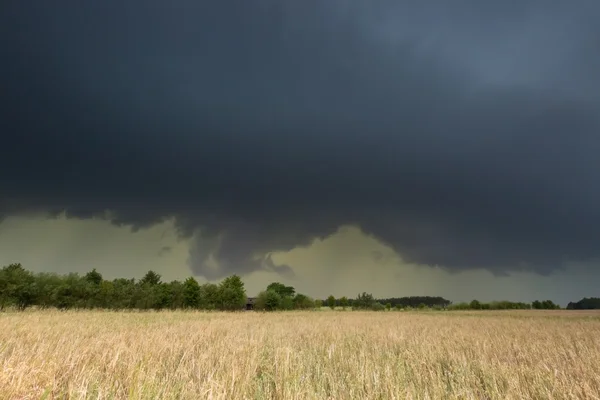 Dunkle, stürmische Wolken — Stockfoto