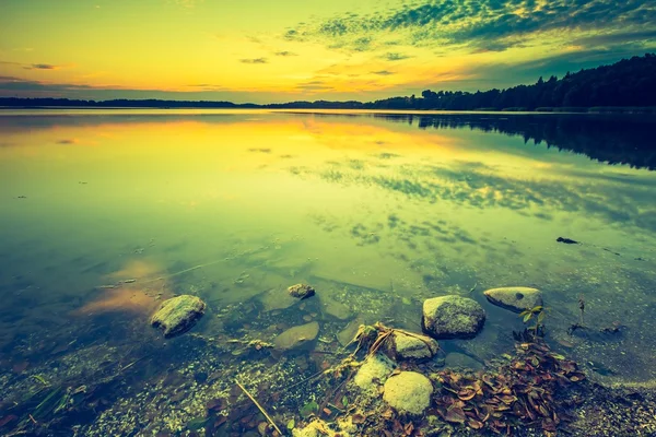 Vintage foto de belo lago por do sol — Fotografia de Stock