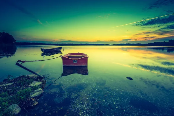 Lindo lago ao pôr do sol — Fotografia de Stock