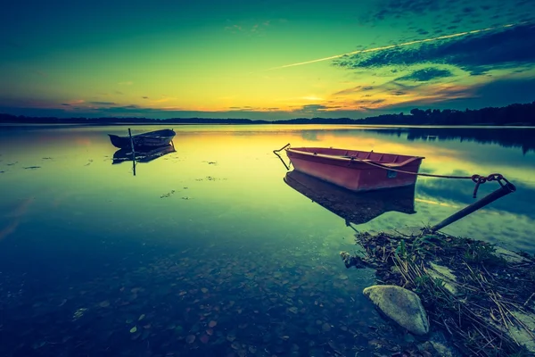Прекрасне озеро на заході сонця — стокове фото
