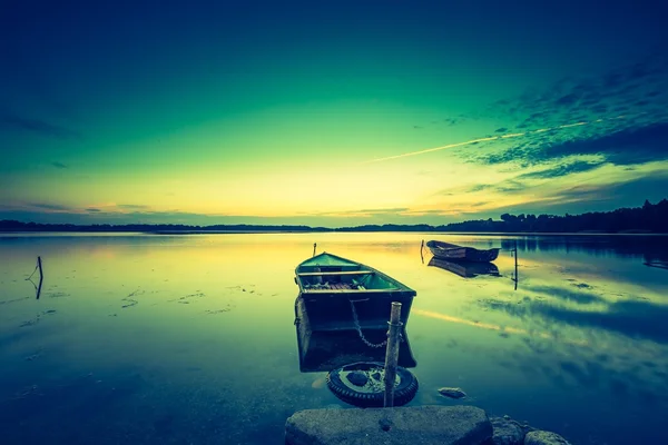 Hermoso lago al atardecer — Foto de Stock