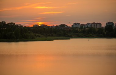 Gölün üzerinde güzel gün batımı