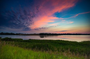 Gölün üzerinde güzel gün batımı