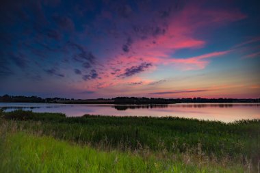 Gölün üzerinde güzel gün batımı