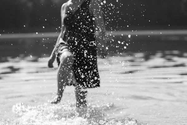 Meisje spetterend water — Stockfoto