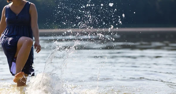 Mädchen planschen Wasser — Stockfoto