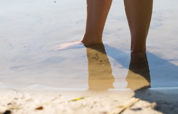 Menina de pé na água do lago — Fotografia de Stock