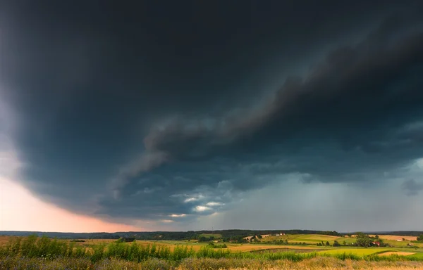 Céu tempestuoso sobre o campo — Fotografia de Stock