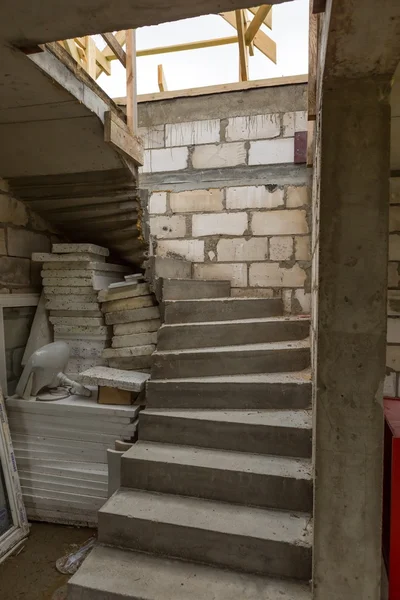Escaleras en casa inacabada en el campo — Foto de Stock