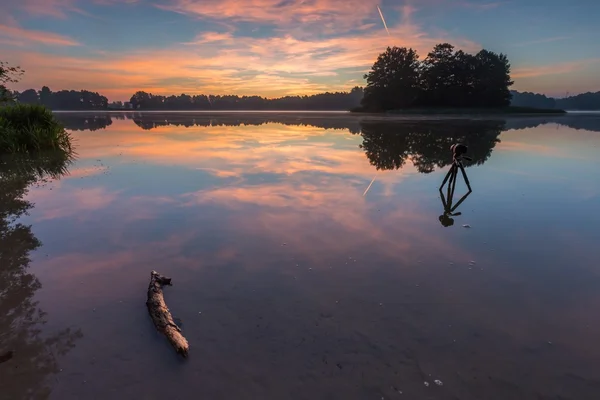 Hermoso amanecer sobre el lago brumoso . — Foto de Stock