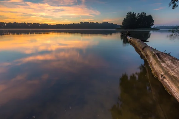 Krásný východ slunce nad zamlžené jezero. — Stock fotografie