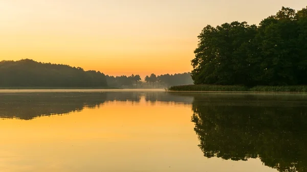 Belo nascer do sol sobre o lago — Fotografia de Stock