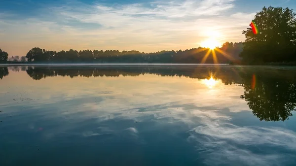 Mooie zonsopgang boven lake — Stockfoto