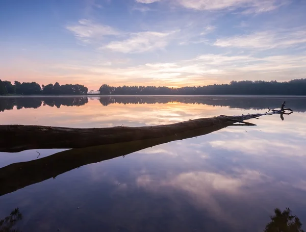 Όμορφη ανατολή του ηλίου πάνω από τη λίμνη — Φωτογραφία Αρχείου