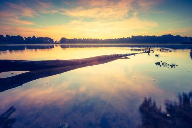 Sakin göl üzerinde güzel gündoğumu.