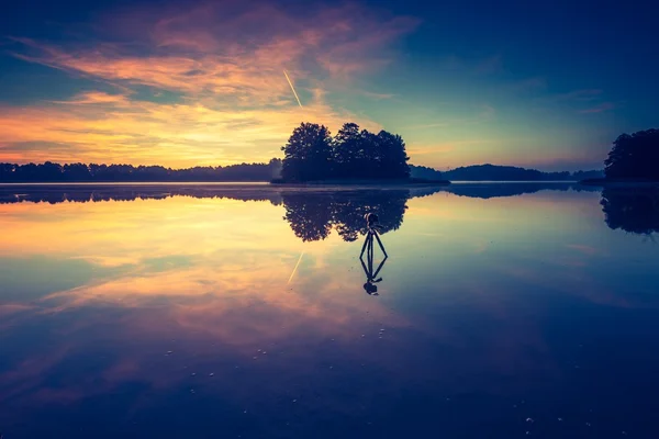 Hermoso amanecer sobre el lago tranquilo . —  Fotos de Stock