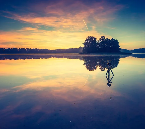 Indah matahari terbit atas danau tenang . — Stok Foto