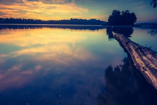 Belo nascer do sol sobre lago calmo . — Fotografia de Stock