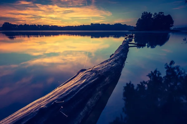 Belo nascer do sol sobre lago calmo . — Fotografia de Stock