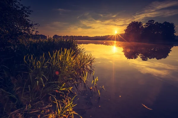 Krásný východ slunce nad klidným jezerem. — Stock fotografie