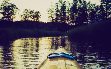 Polonya Krutynia nehir kanosu