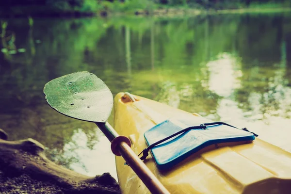 Kayak au bord de la rivière Krutynia en Pologne — Photo