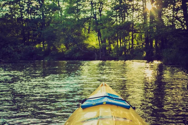 Kajakpaddling vid Krutynia-floden i Polen — Stockfoto