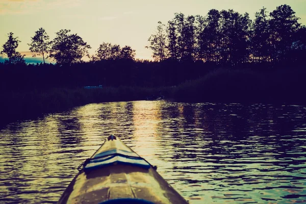 Kajakpaddling vid Krutynia-floden i Polen — Stockfoto