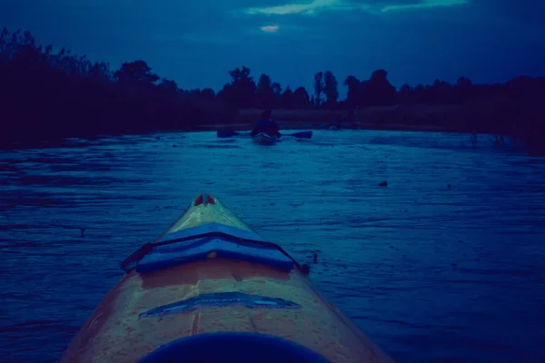 Kajakpaddling vid Krutynia-floden i Polen — Stockfoto