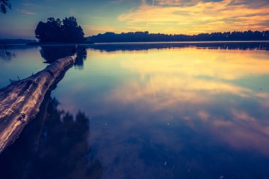 Sakin göl üzerinde güzel gündoğumu Vintage Fotoğraf.