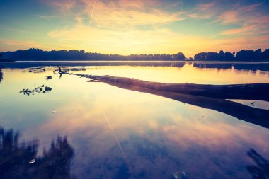 Sakin göl üzerinde güzel gündoğumu Vintage Fotoğraf.