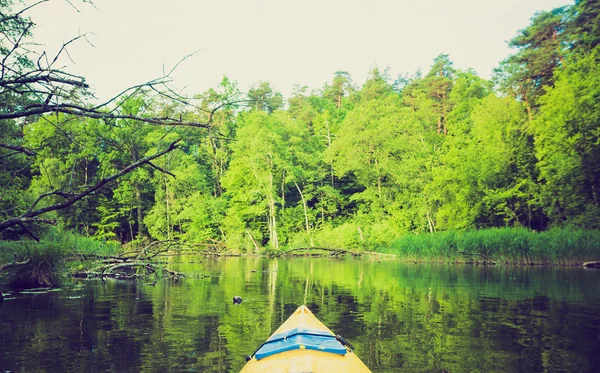 Foto vintage de kayak junto al río Krutynia en Polonia — Foto de Stock