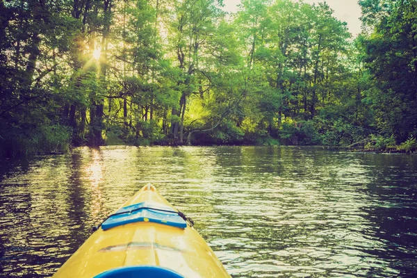 Photo vintage de kayak par la rivière Krutynia en Pologne — Photo