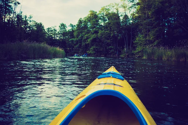 Foto vintage de kayak junto al río Krutynia en Polonia — Foto de Stock