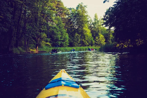 Foto vintage de kayak junto al río Krutynia en Polonia — Foto de Stock