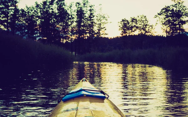 Photo vintage de kayak par la rivière Krutynia en Pologne — Photo