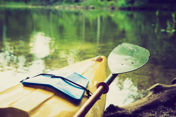 Photo vintage de kayak par la rivière Krutynia en Pologne — Photo