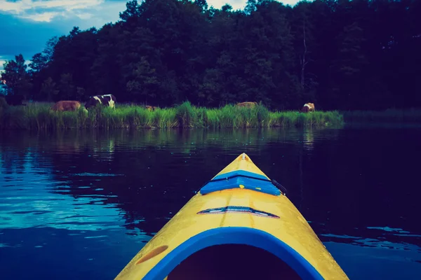 Foto d'epoca di kayak vicino al fiume Krutynia in Polonia — Foto Stock