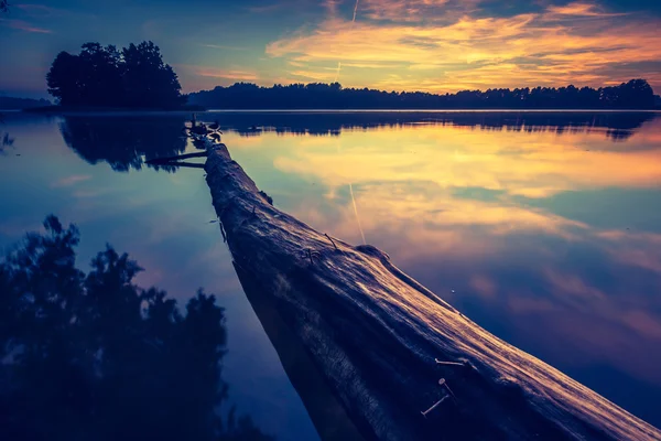 Vintage foto de belo nascer do sol sobre lago calmo . — Fotografia de Stock