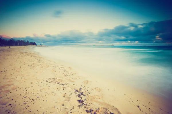 Foto vintage de hermoso paisaje de larga exposición de la orilla del mar —  Fotos de Stock
