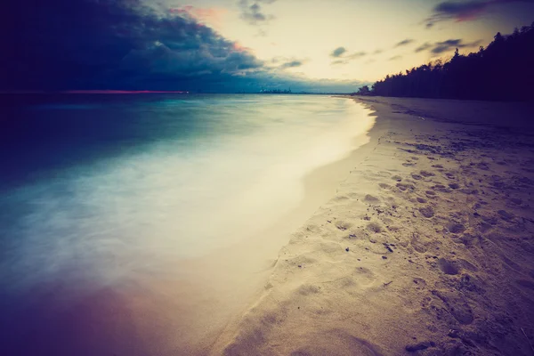 Vintage photo of beautiful long exposure landscape of sea shore — Stock Photo, Image