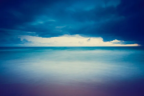 Foto vintage de hermoso paisaje de larga exposición de la orilla del mar — Foto de Stock