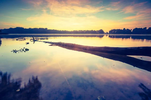 Ročníku Foto krásný východ slunce nad klidným jezerem. — Stock fotografie